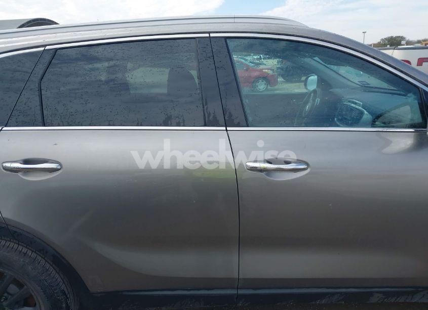 Photo 13 of 2017 Kia Sorento 3.3L LX (VIN 5XYPG4A56HG230076)