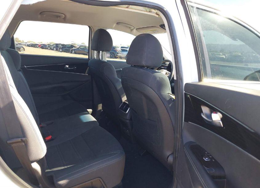 Photo 8 of 2019 Kia Sorento 3.3L LX (VIN 5XYPG4A56KG446484)