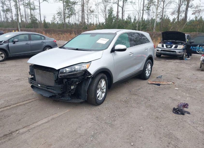 Photo 2 of 2019 Kia Sorento 3.3L LX (VIN 5XYPG4A56KG573610)