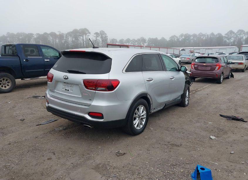 Photo 4 of 2019 Kia Sorento 3.3L LX (VIN 5XYPG4A56KG573610)