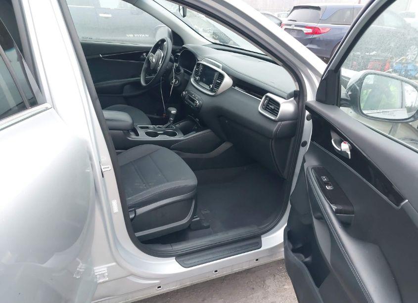 Photo 5 of 2019 Kia Sorento 3.3L LX (VIN 5XYPG4A56KG573610)