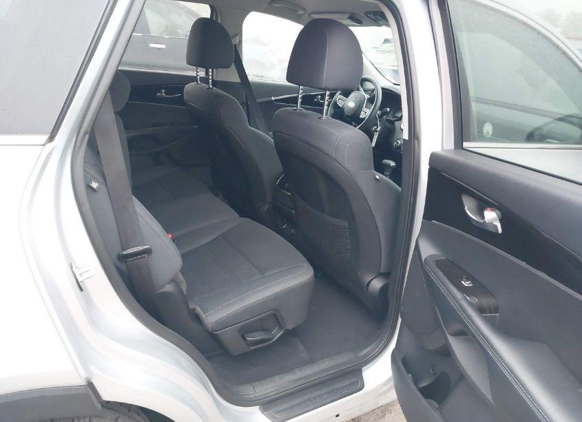 Photo 8 of 2019 Kia Sorento 3.3L LX (VIN 5XYPG4A56KG573610)