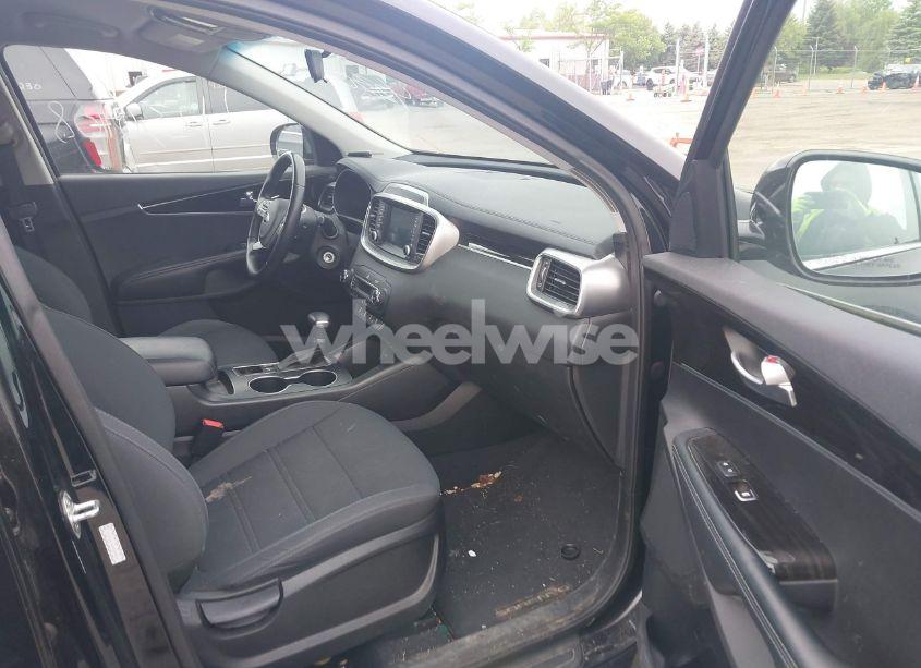 Photo 5 of 2019 Kia Sorento 3.3L S (VIN 5XYPG4A56KG598555)