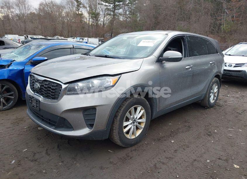 Photo 2 of 2019 Kia Sorento 3.3L LX (VIN 5XYPG4A57KG483060)