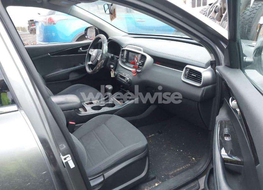 Photo 5 of 2019 Kia Sorento 3.3L LX (VIN 5XYPG4A57KG483060)