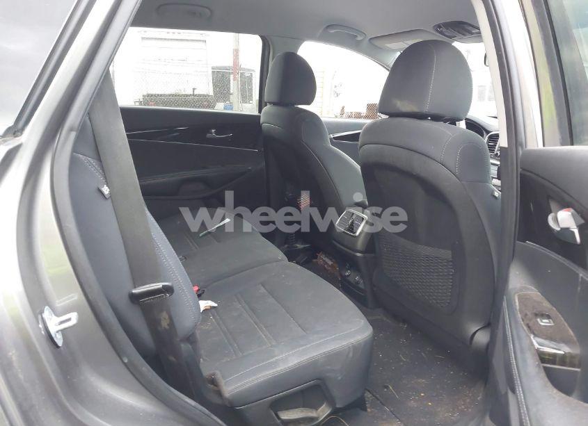 Photo 8 of 2019 Kia Sorento 3.3L LX (VIN 5XYPG4A57KG483060)