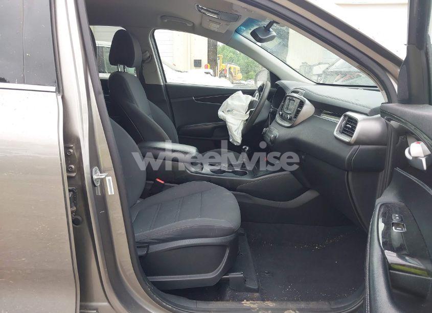 Photo 5 of 2016 Kia Sorento 3.3L LX (VIN 5XYPG4A58GG010789)