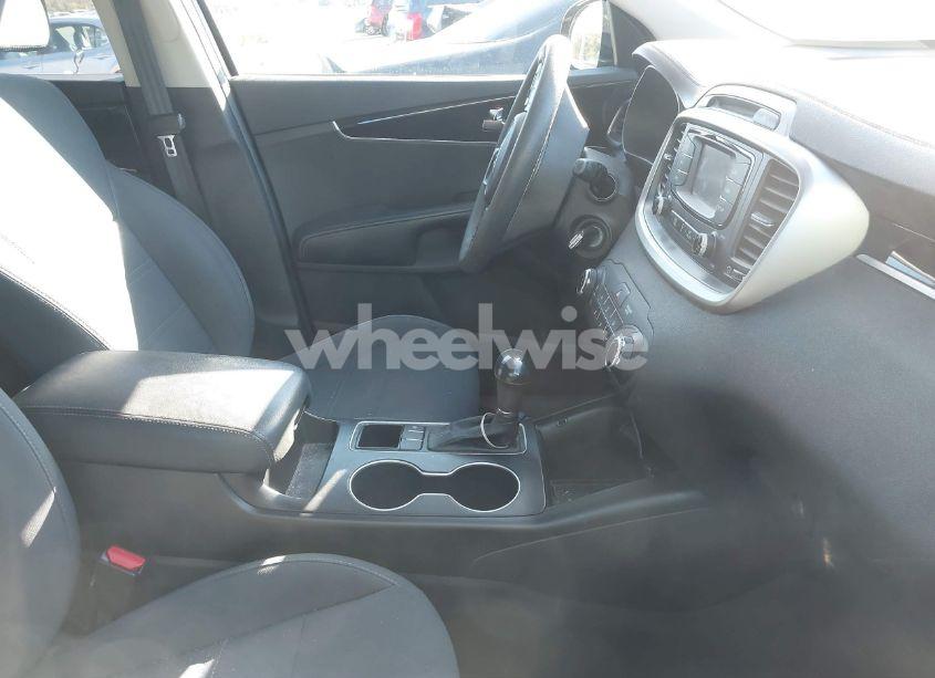 Photo 5 of 2017 Kia Sorento 3.3L LX (VIN 5XYPG4A58HG285919)