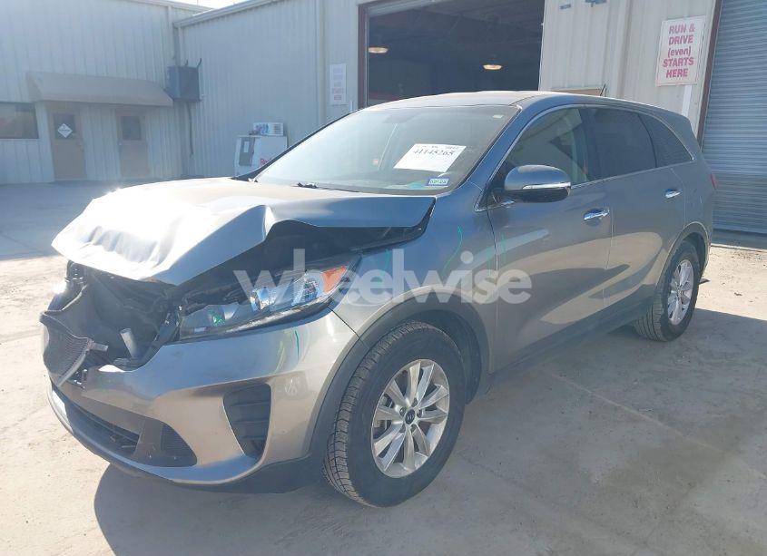 Photo 2 of 2019 Kia Sorento 3.3L LX (VIN 5XYPG4A58KG475730)