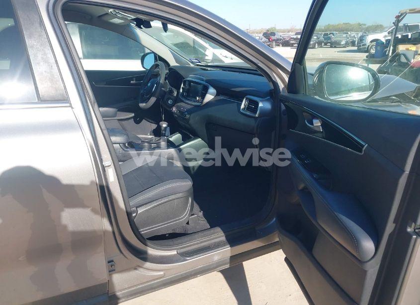 Photo 5 of 2019 Kia Sorento 3.3L LX (VIN 5XYPG4A58KG475730)