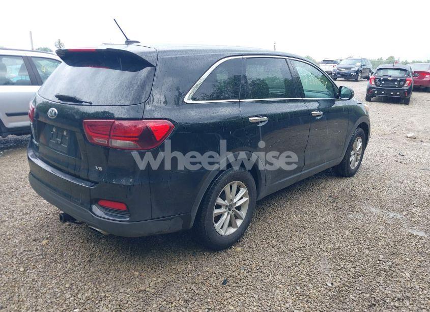 Photo 4 of 2019 Kia Sorento 3.3L LX (VIN 5XYPG4A58KG487814)