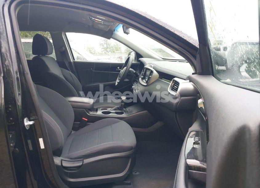 Photo 5 of 2019 Kia Sorento 3.3L LX (VIN 5XYPG4A58KG487814)