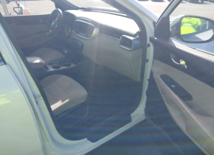Photo 5 of 2019 Kia Sorento 3.3L LX (VIN 5XYPG4A58KG493709)