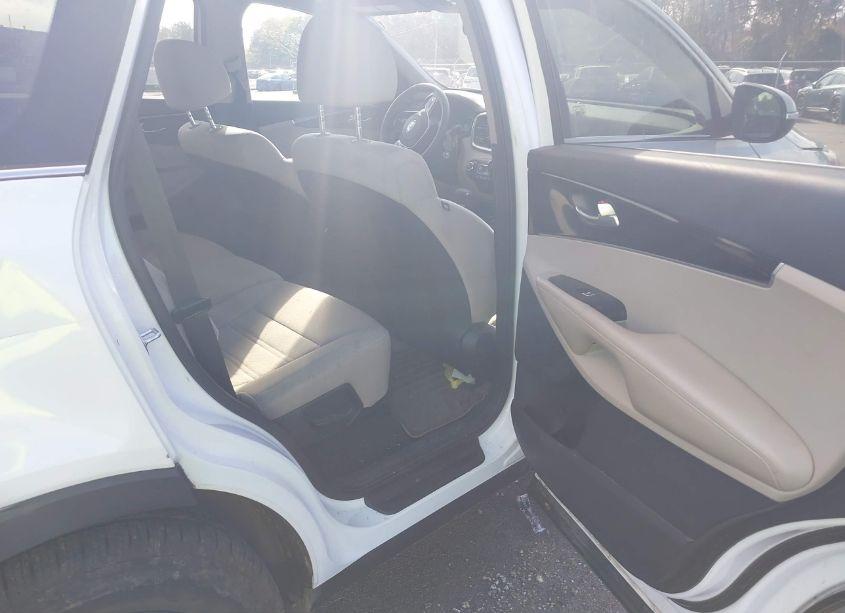 Photo 8 of 2019 Kia Sorento 3.3L LX (VIN 5XYPG4A58KG493709)