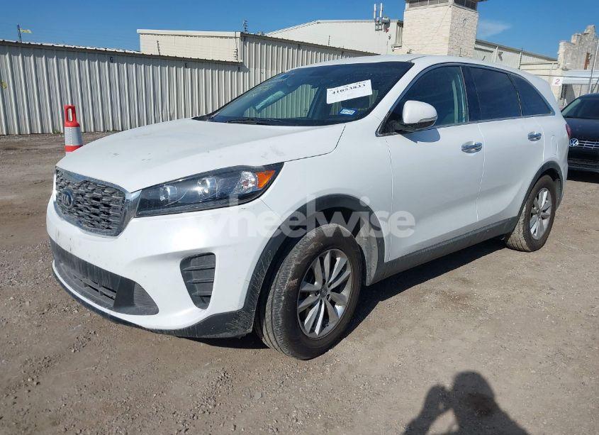 Photo 2 of 2019 Kia Sorento 3.3L LX (VIN 5XYPG4A58KG512260)
