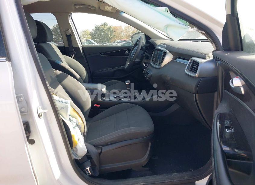 Photo 5 of 2019 Kia Sorento 3.3L LX (VIN 5XYPG4A58KG512260)