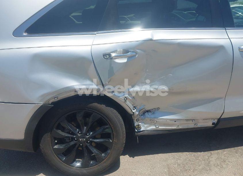 Photo 6 of 2019 Kia Sorento 3.3L S (VIN 5XYPG4A58KG597729)