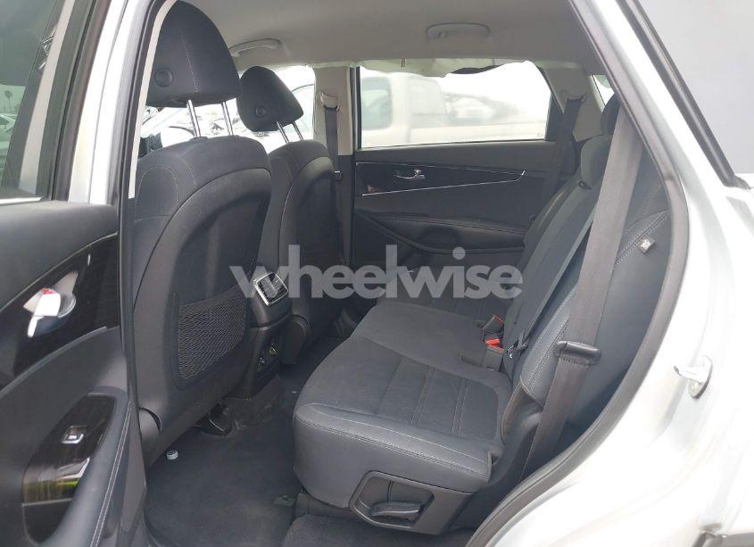 Photo 8 of 2019 Kia Sorento 3.3L S (VIN 5XYPG4A58KG597729)