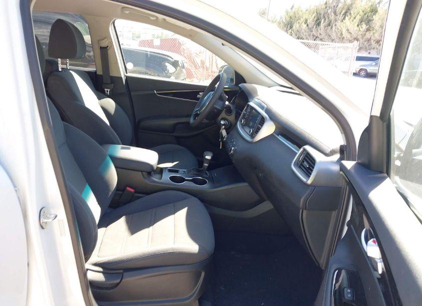 Photo 5 of 2020 Kia Sorento 3.3L LX (VIN 5XYPG4A58LG632450)