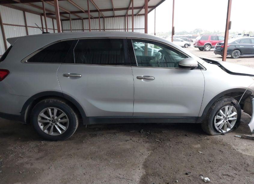 Photo 13 of 2019 Kia Sorento 3.3L LX (VIN 5XYPG4A59KG490057)
