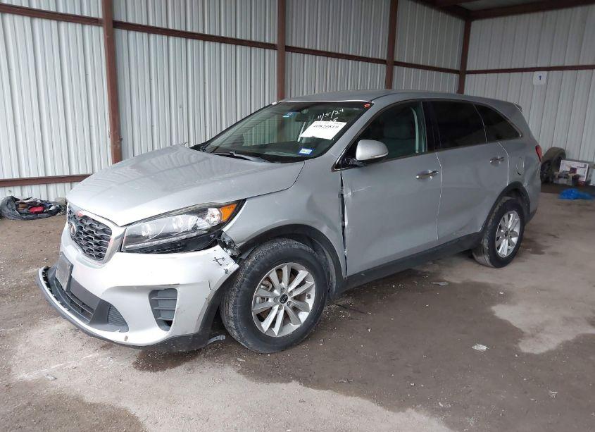 Photo 2 of 2019 Kia Sorento 3.3L LX (VIN 5XYPG4A59KG490057)