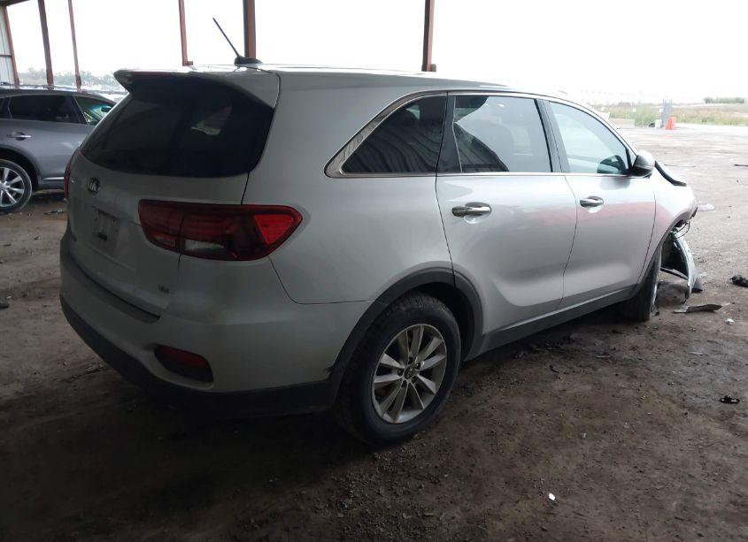 Photo 4 of 2019 Kia Sorento 3.3L LX (VIN 5XYPG4A59KG490057)