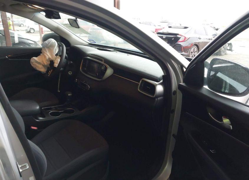Photo 5 of 2019 Kia Sorento 3.3L LX (VIN 5XYPG4A59KG490057)