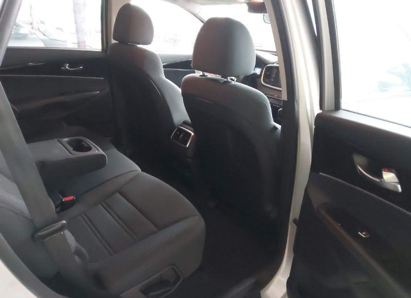 Photo 8 of 2019 Kia Sorento 3.3L LX (VIN 5XYPG4A59KG490057)