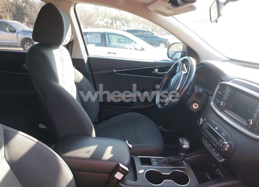 Photo 5 of 2019 Kia Sorento 3.3L S (VIN 5XYPG4A59KG604932)