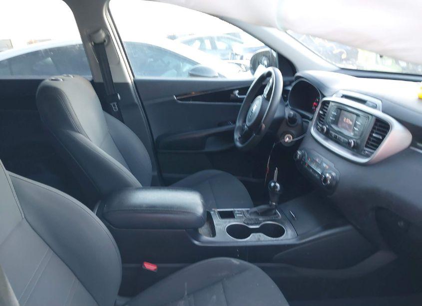 Photo 5 of 2016 Kia Sorento 3.3L LX (VIN 5XYPG4A5XGG131632)