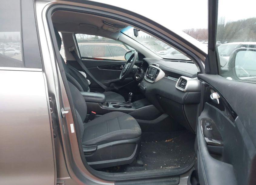 Photo 5 of 2017 Kia Sorento 3.3L LX (VIN 5XYPG4A5XHG217699)