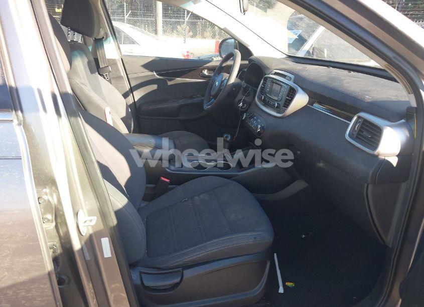 Photo 5 of 2017 Kia Sorento 3.3L LX (VIN 5XYPG4A5XHG228153)
