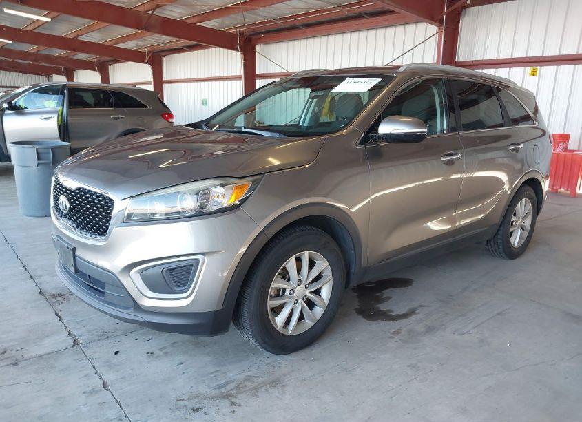 Photo 2 of 2017 Kia Sorento 3.3L LX (VIN 5XYPG4A5XHG229433)