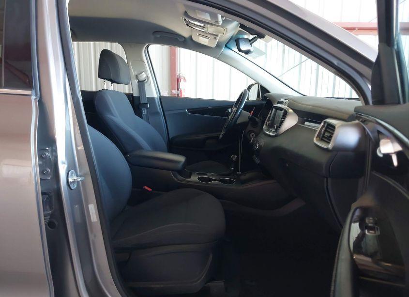 Photo 5 of 2017 Kia Sorento 3.3L LX (VIN 5XYPG4A5XHG229433)