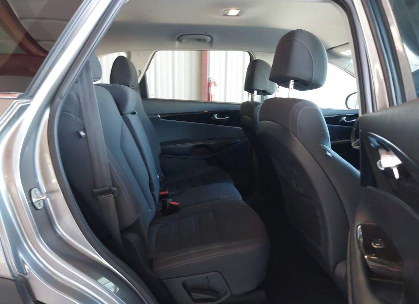 Photo 8 of 2017 Kia Sorento 3.3L LX (VIN 5XYPG4A5XHG229433)