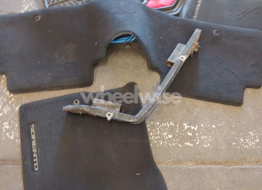 Photo 12 of 2018 Kia Sorento 2.4L LX (VIN 5XYPGDA30JG380253)