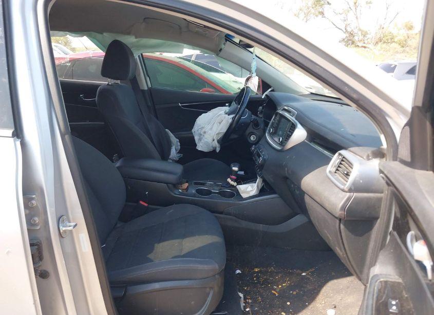 Photo 5 of 2019 Kia Sorento 2.4L LX (VIN 5XYPGDA30KG436970)