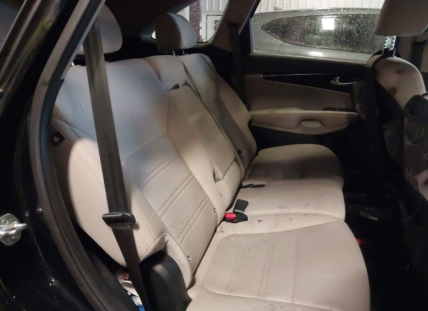 Photo 8 of 2019 Kia Sorento 2.4L LX (VIN 5XYPGDA30KG570779)