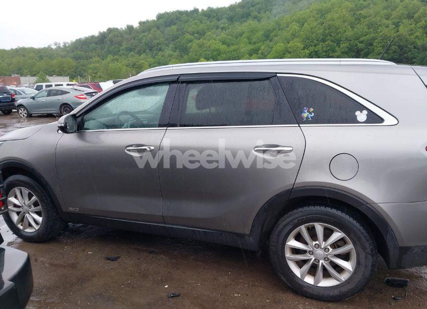 Photo 14 of 2017 Kia Sorento 2.4L LX (VIN 5XYPGDA31HG270824)