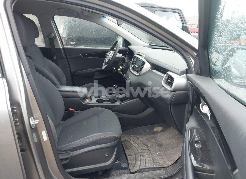 Photo 5 of 2017 Kia Sorento 2.4L LX (VIN 5XYPGDA31HG270824)