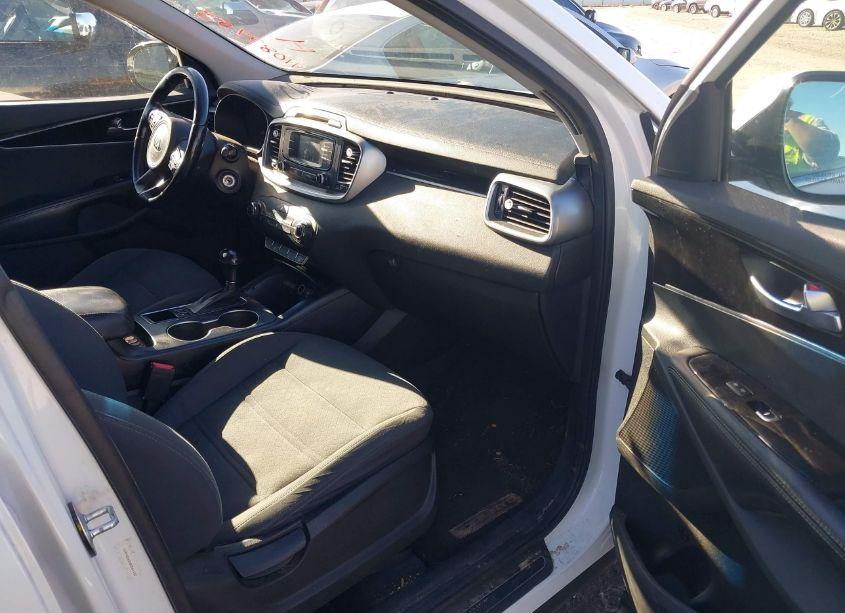 Photo 5 of 2016 Kia Sorento 2.4L LX (VIN 5XYPGDA33GG061132)