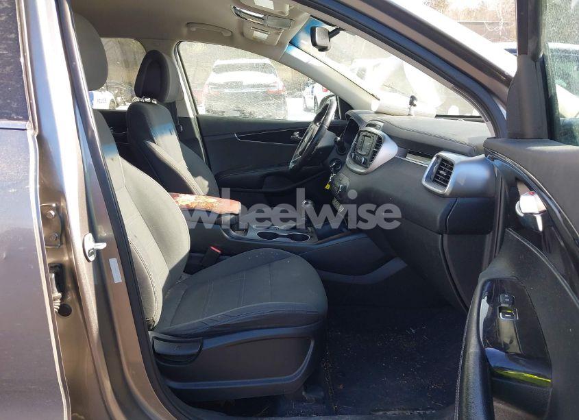 Photo 5 of 2016 Kia Sorento 2.4L LX (VIN 5XYPGDA33GG152045)