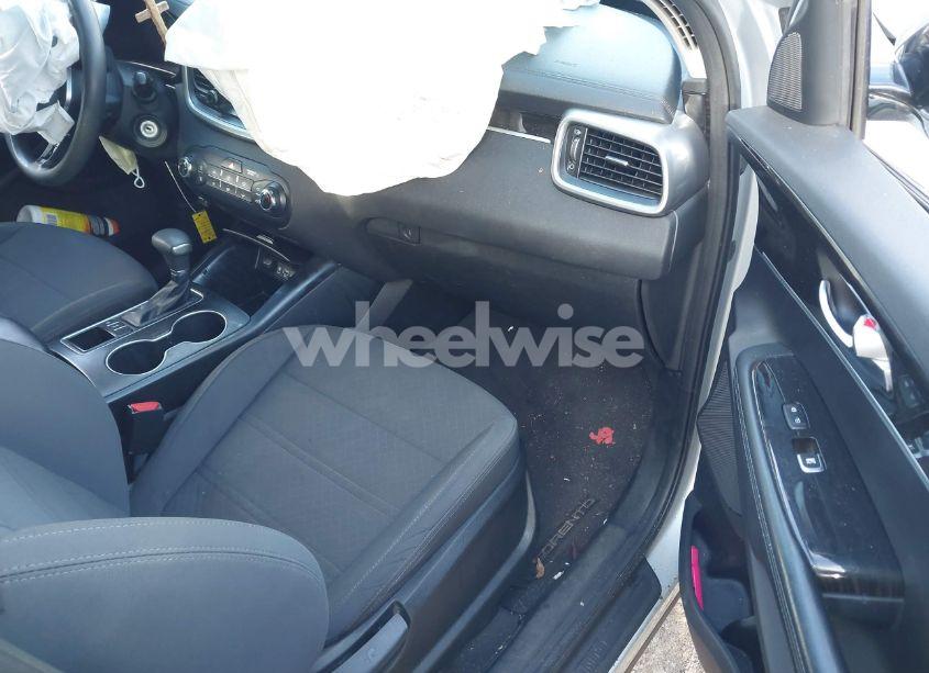 Photo 5 of 2019 Kia Sorento 2.4L LX (VIN 5XYPGDA33KG515128)