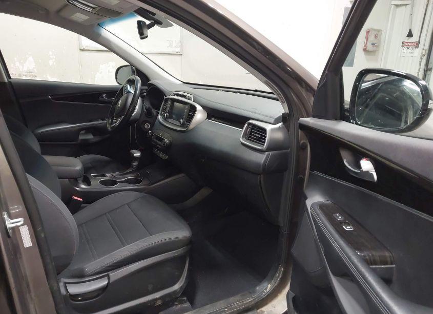 Photo 5 of 2019 Kia Sorento 2.4L LX (VIN 5XYPGDA35KG596343)