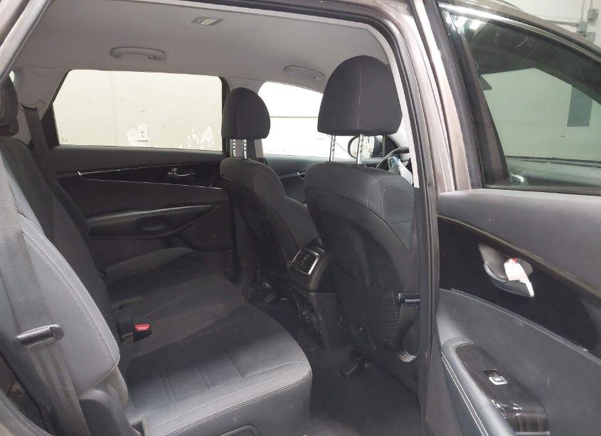 Photo 8 of 2019 Kia Sorento 2.4L LX (VIN 5XYPGDA35KG596343)