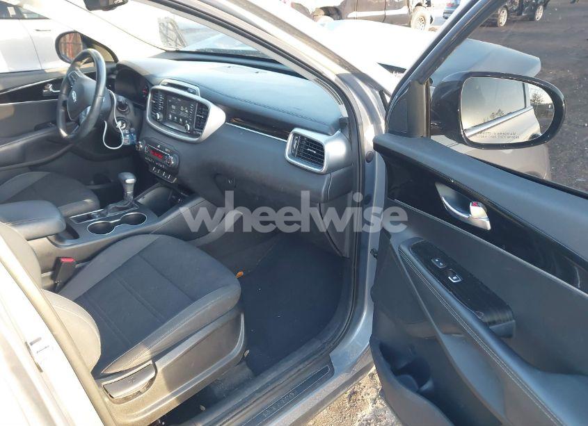 Photo 5 of 2019 Kia Sorento 2.4L LX (VIN 5XYPGDA35KG602321)