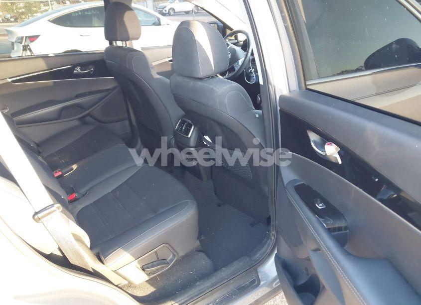 Photo 8 of 2019 Kia Sorento 2.4L LX (VIN 5XYPGDA35KG602321)