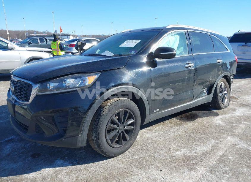 Photo 2 of 2019 Kia Sorento 2.4L LX (VIN 5XYPGDA36KG520937)