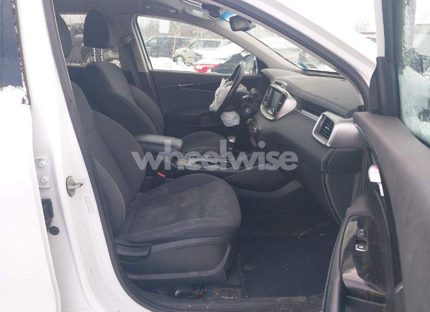Photo 5 of 2019 Kia Sorento 2.4L LX (VIN 5XYPGDA36KG591197)