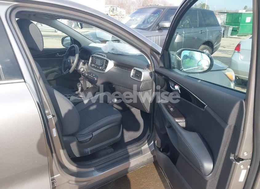 Photo 5 of 2017 Kia Sorento 2.4L LX (VIN 5XYPGDA37HG233146)